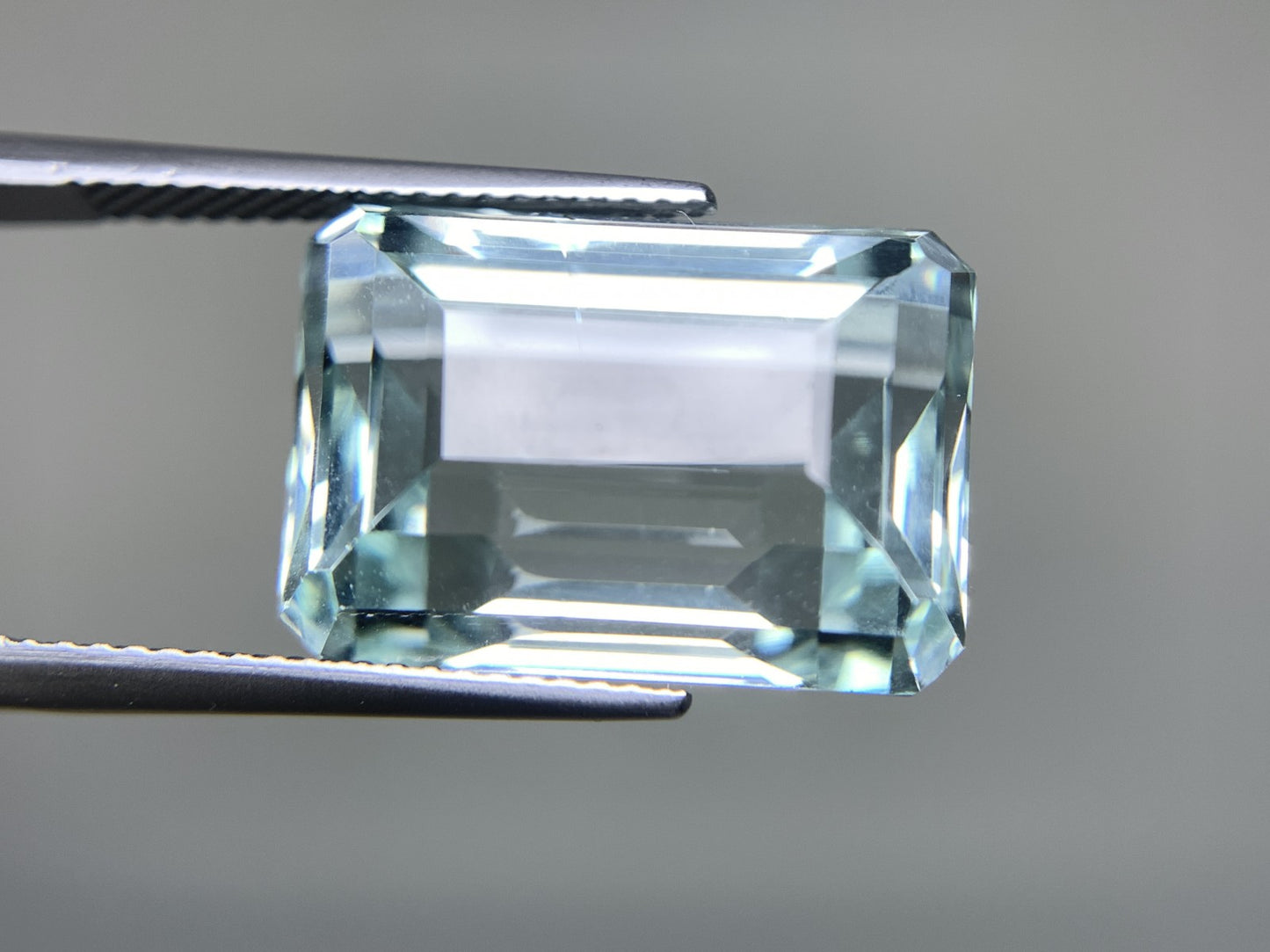アクアマリン 20.460ct 宝石ソーティング付き  17.7㎜×12.5㎜×11.2㎜   ルース（ 裸石 ） 2357Y