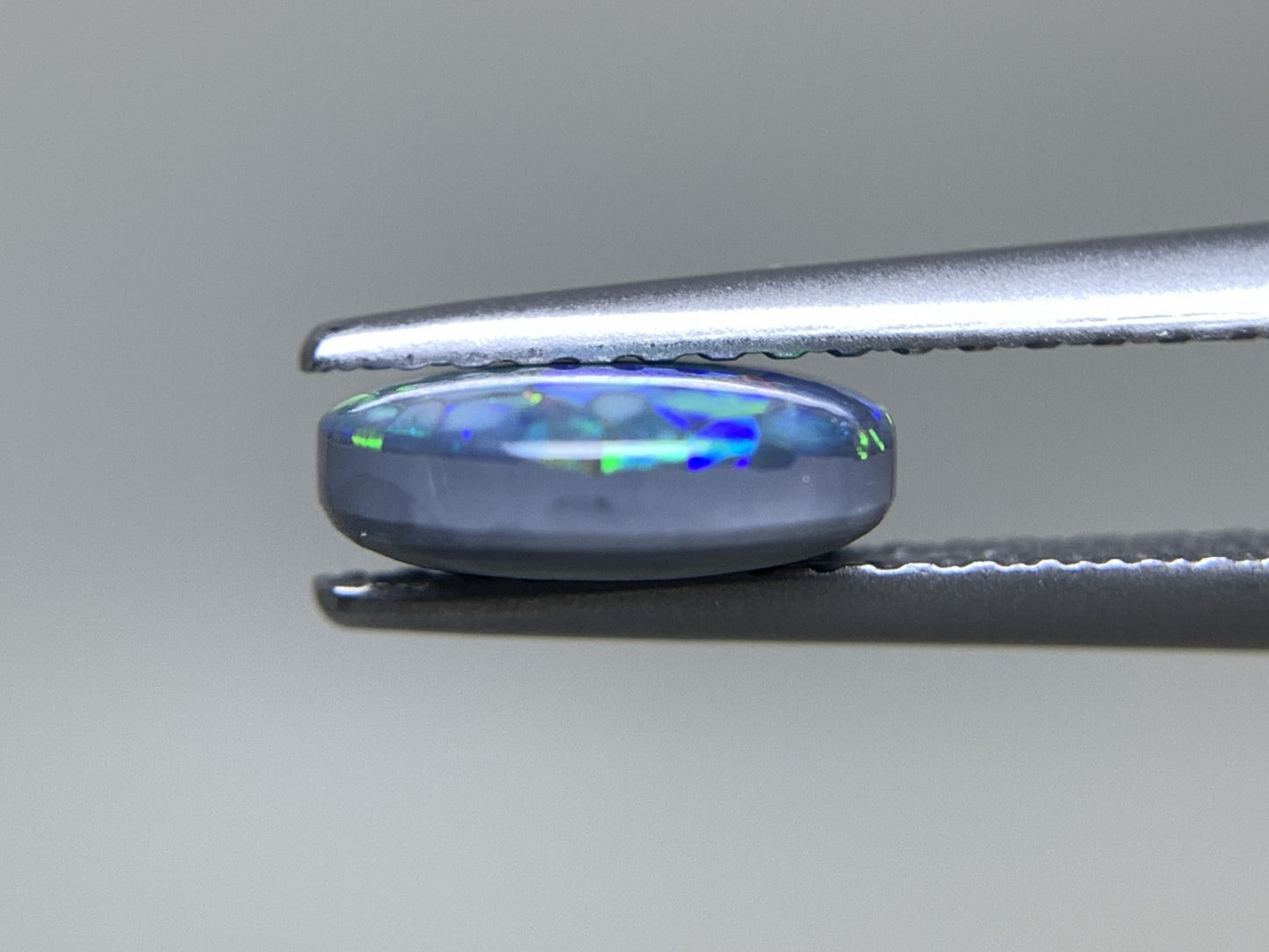 ブラックオパール 1.013ct  中央宝石ソーティング付き  7.8㎜×6.7㎜×2.8㎜  天然 ルース（ 裸石 ） 4816Y