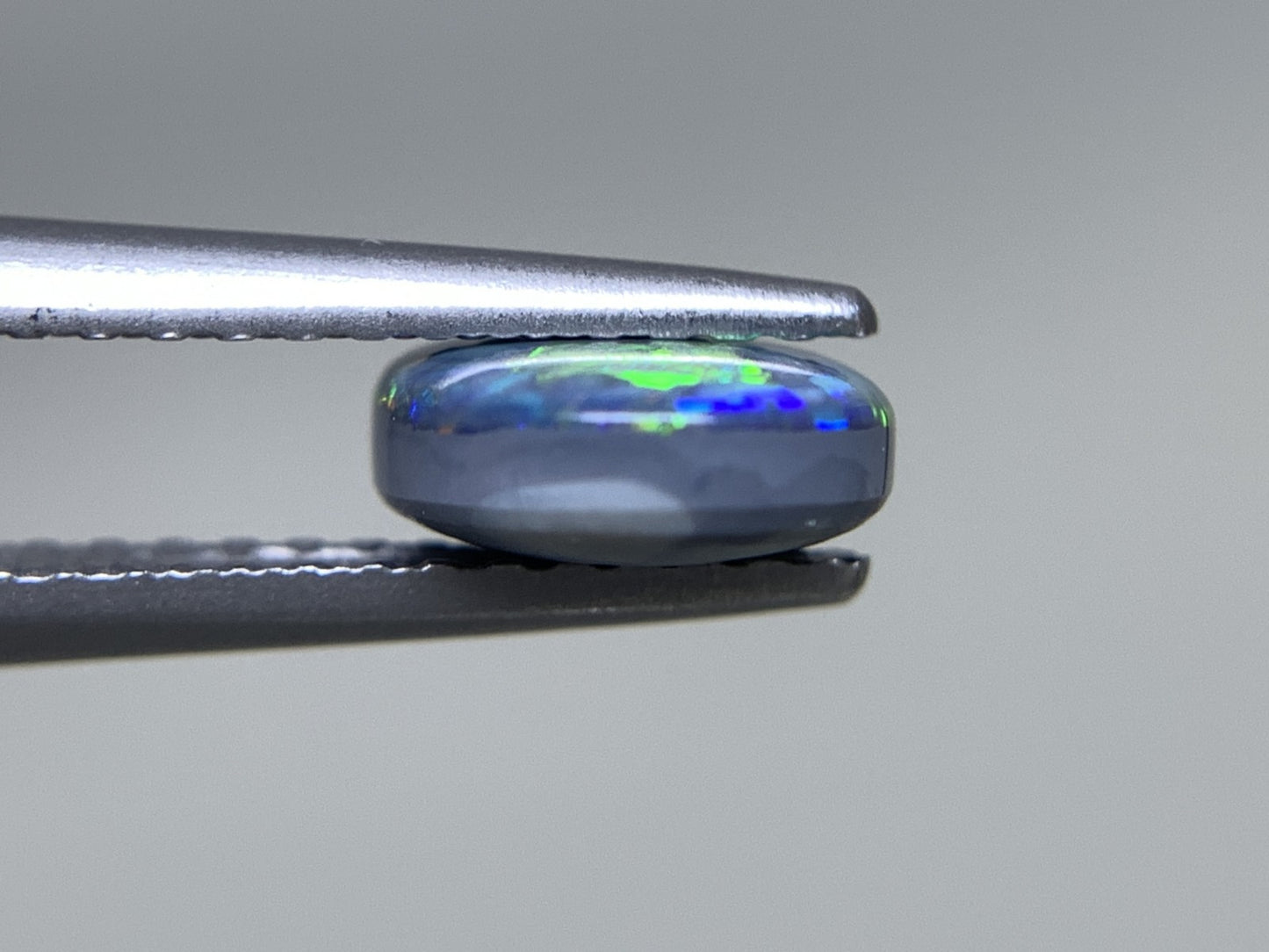 ブラックオパール 1.013ct  中央宝石ソーティング付き  7.8㎜×6.7㎜×2.8㎜  天然 ルース（ 裸石 ） 4816Y