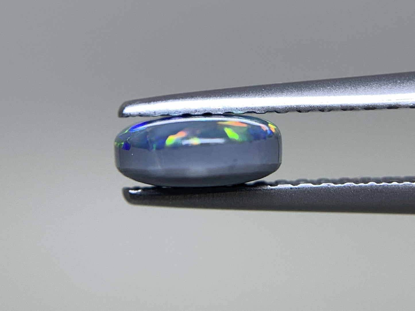 ブラックオパール 1.013ct  中央宝石ソーティング付き  7.8㎜×6.7㎜×2.8㎜  天然 ルース（ 裸石 ） 4816Y