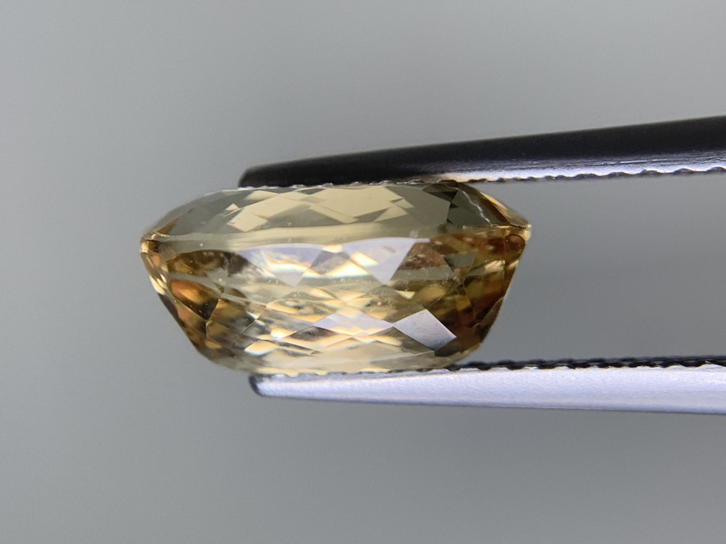 インペリアルトパーズ 天然 3.817ct 中央宝石ソーティング付き 11.13㎜×7.39㎜×5.41㎜ ルース（ 裸石 ） 7488Y