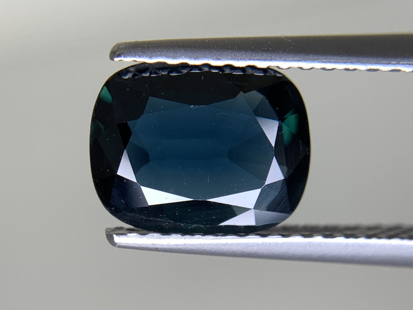 サファイア 天然  1.770ct  中央宝石ソーティング付き  8.60㎜×7.02㎜×3.00㎜  ルース（ 裸石 ） 5431Y
