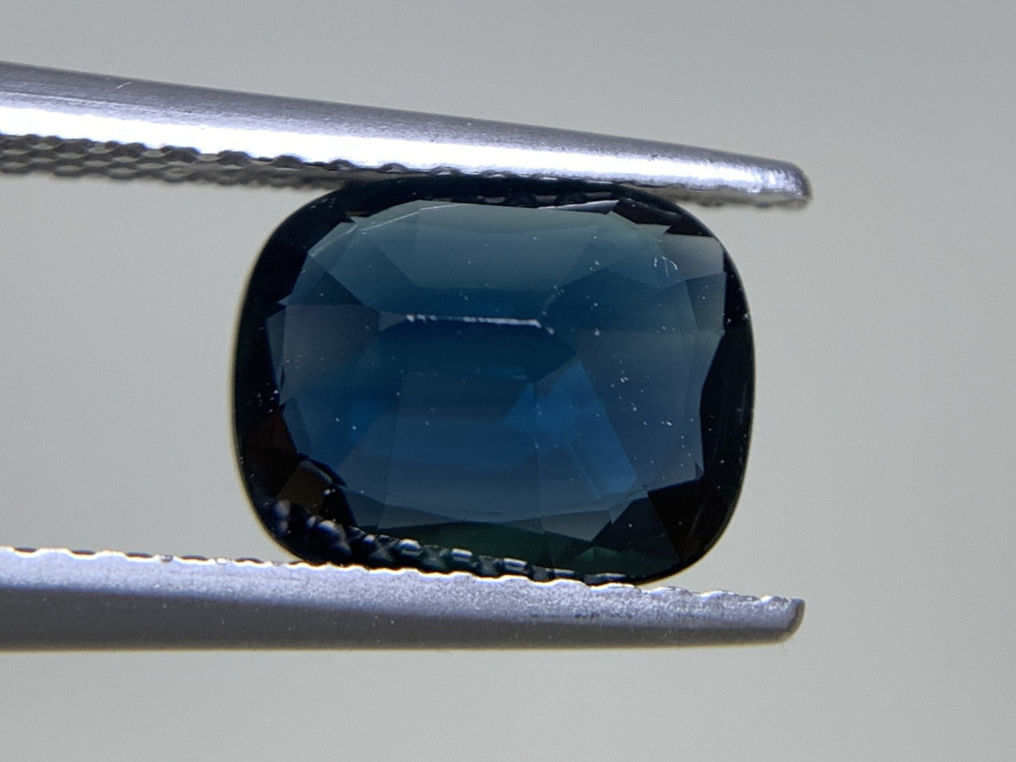 サファイア 天然  1.770ct  中央宝石ソーティング付き  8.60㎜×7.02㎜×3.00㎜  ルース（ 裸石 ） 5431Y