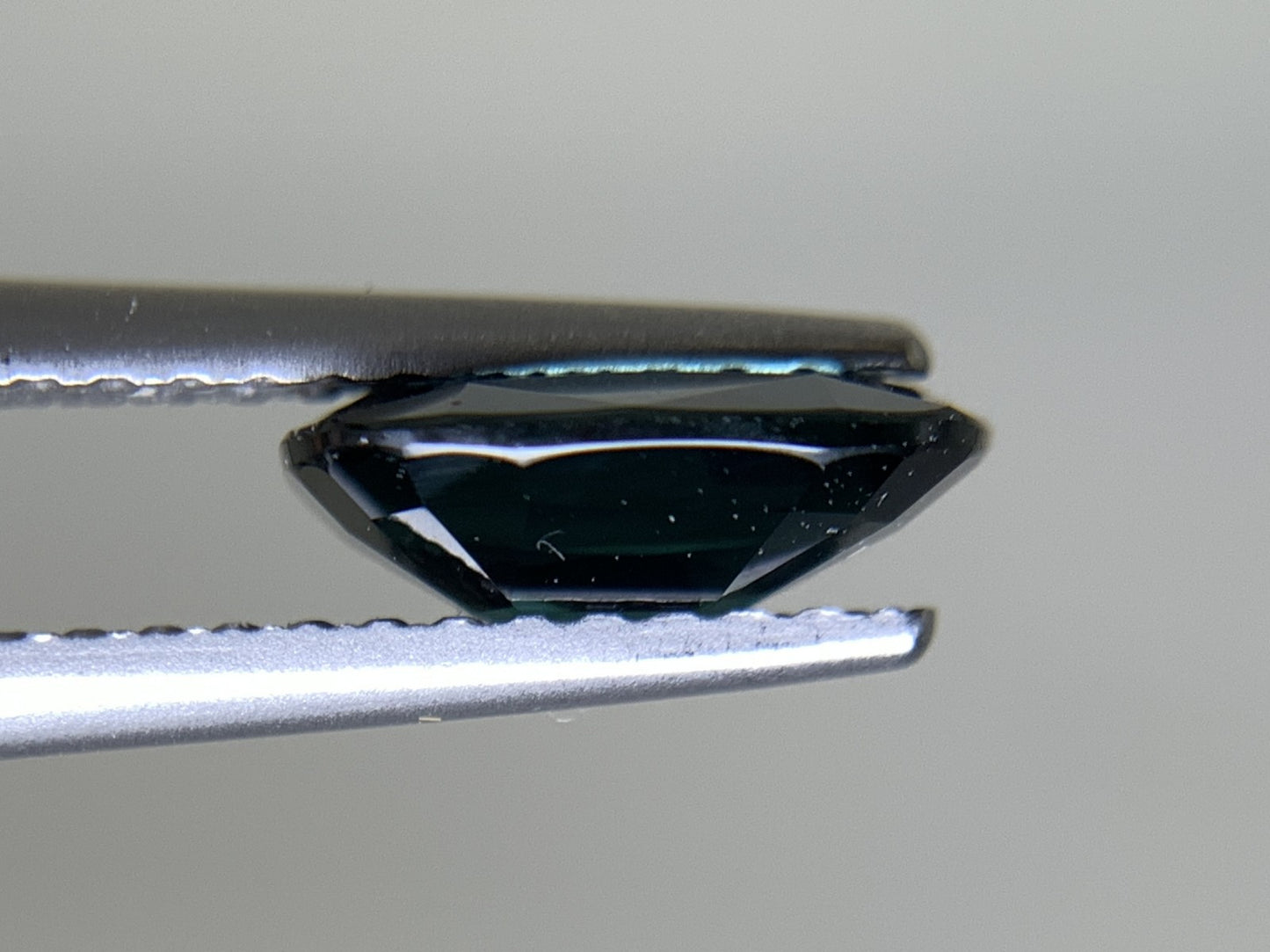 サファイア 天然  1.770ct  中央宝石ソーティング付き  8.60㎜×7.02㎜×3.00㎜  ルース（ 裸石 ） 5431Y