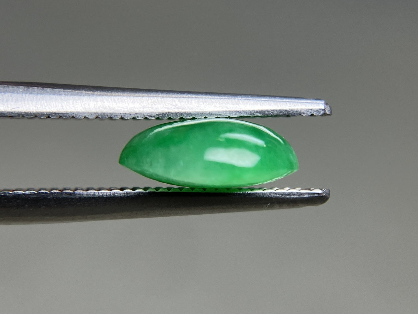 ひすい（ヒスイ 翡翠） 天然 1.977ct 宝石ソーティング付き 8.8㎜×7.3㎜×3.3㎜ ルース（ 裸石 ） 6477YY