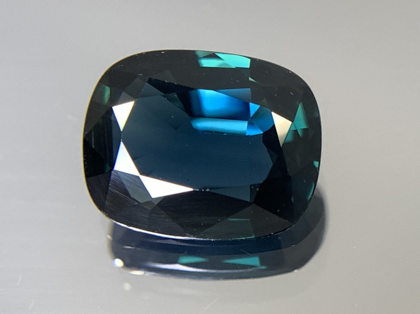 サファイア 天然  1.770ct  中央宝石ソーティング付き  8.60㎜×7.02㎜×3.00㎜  ルース（ 裸石 ） 5431Y