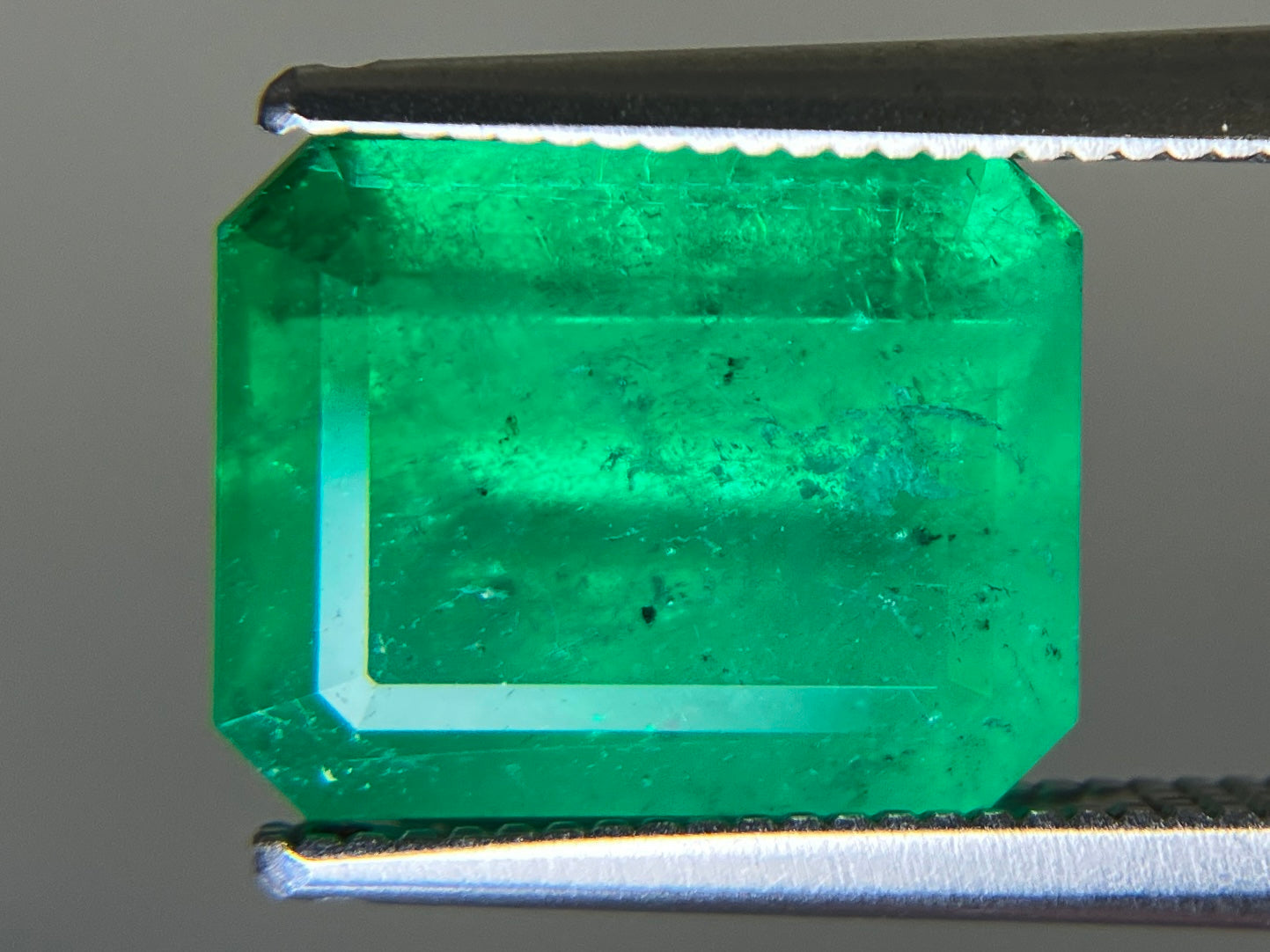 エメラルド 天然 4.597ct 中央宝石ソーティング付き 11.14㎜×8.80㎜×6.61㎜ ルース（ 裸石 ） 6532YY