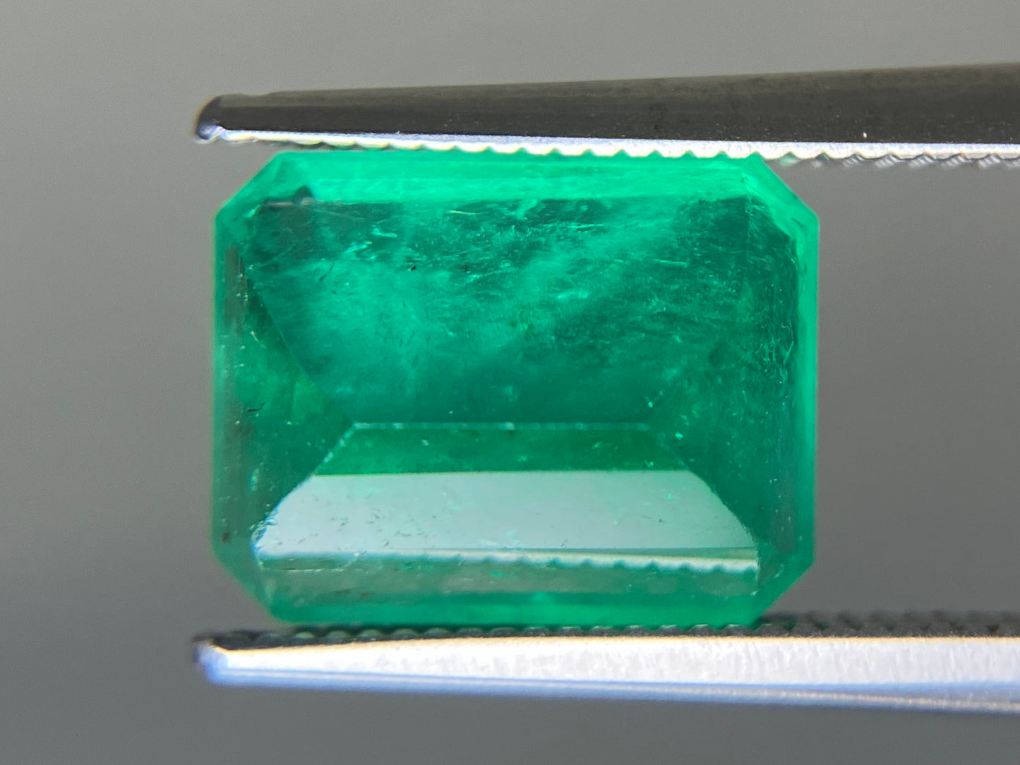 エメラルド 天然 4.597ct 中央宝石ソーティング付き 11.14㎜×8.80㎜×6.61㎜ ルース（ 裸石 ） 6532YY