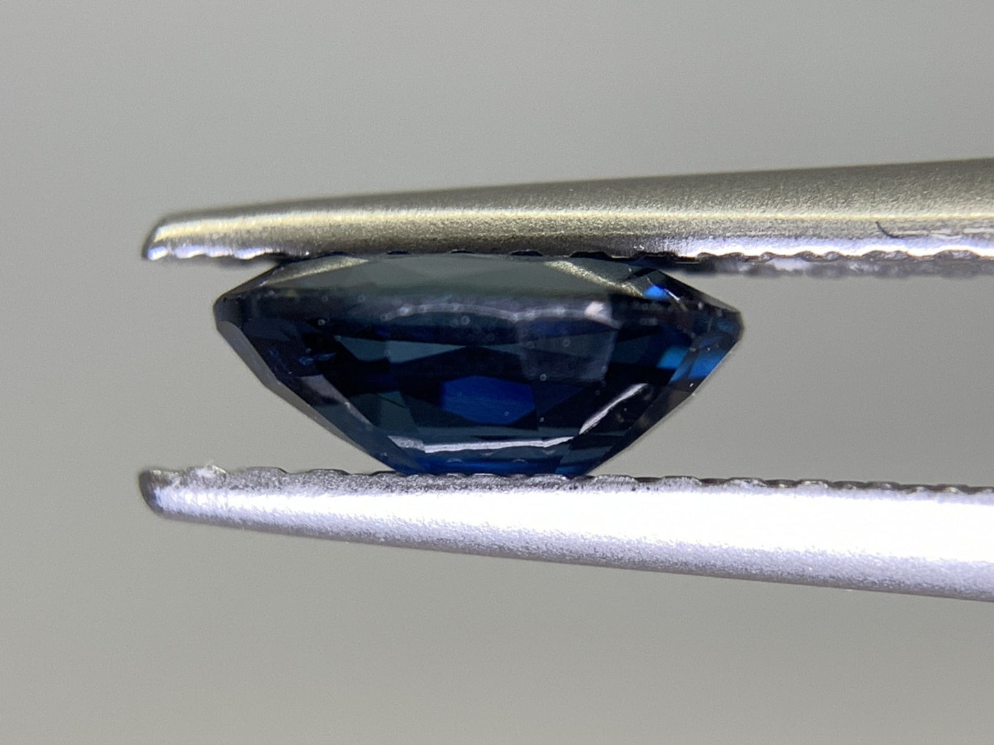 サファイア 1.015ct 宝石ソーティング付き  7.0㎜×5.2㎜×3.0㎜   ルース（ 裸石 ） 2297Y