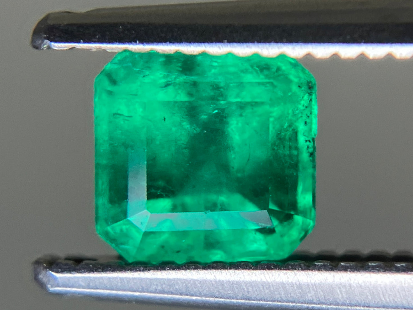 エメラルド 天然 0.742ct 中央宝石ソーティング付き 5.17㎜×5.10㎜×4.20㎜ ルース（ 裸石 ） 6846YY