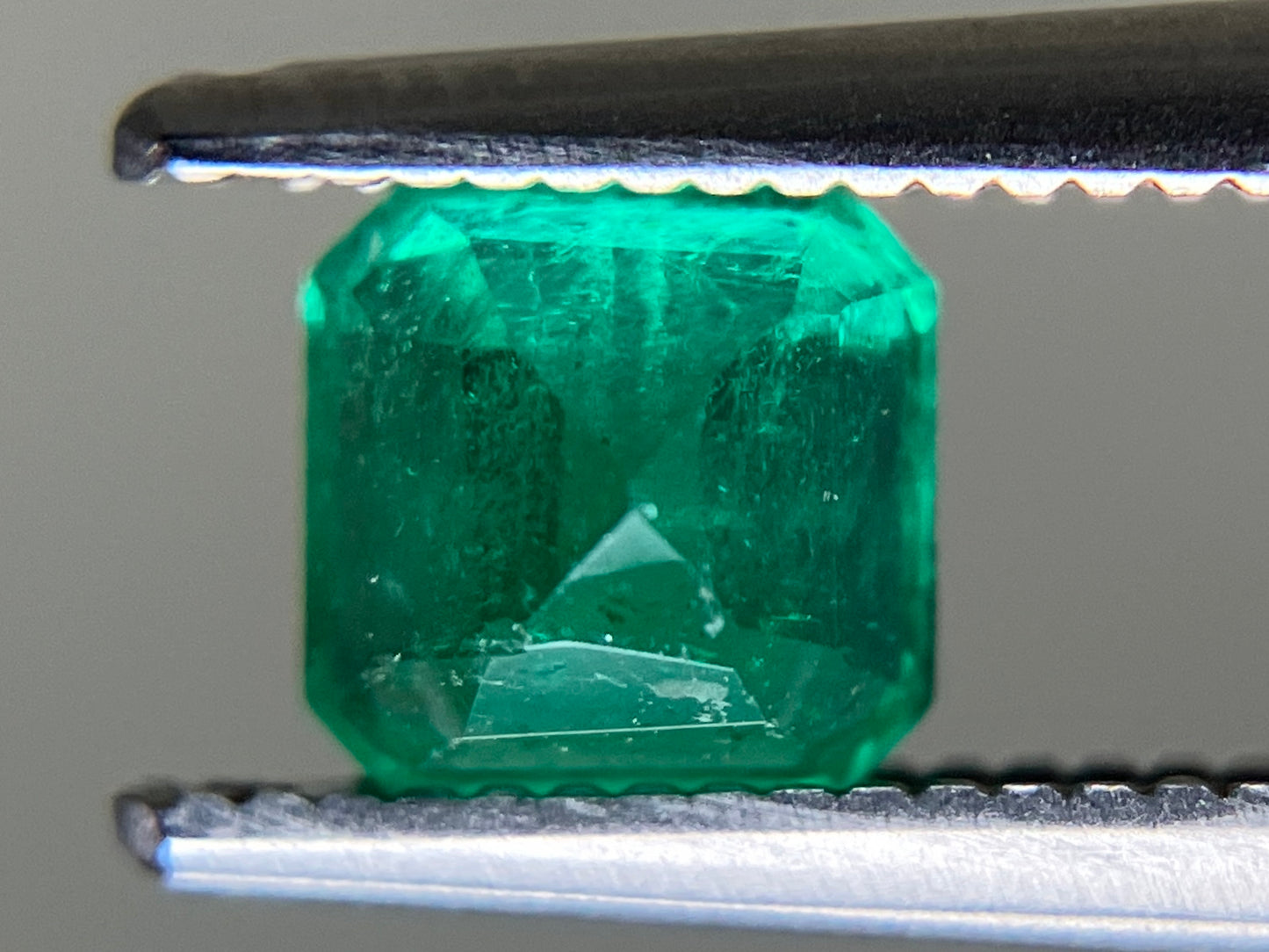 エメラルド 天然 0.742ct 中央宝石ソーティング付き 5.17㎜×5.10㎜×4.20㎜ ルース（ 裸石 ） 6846YY