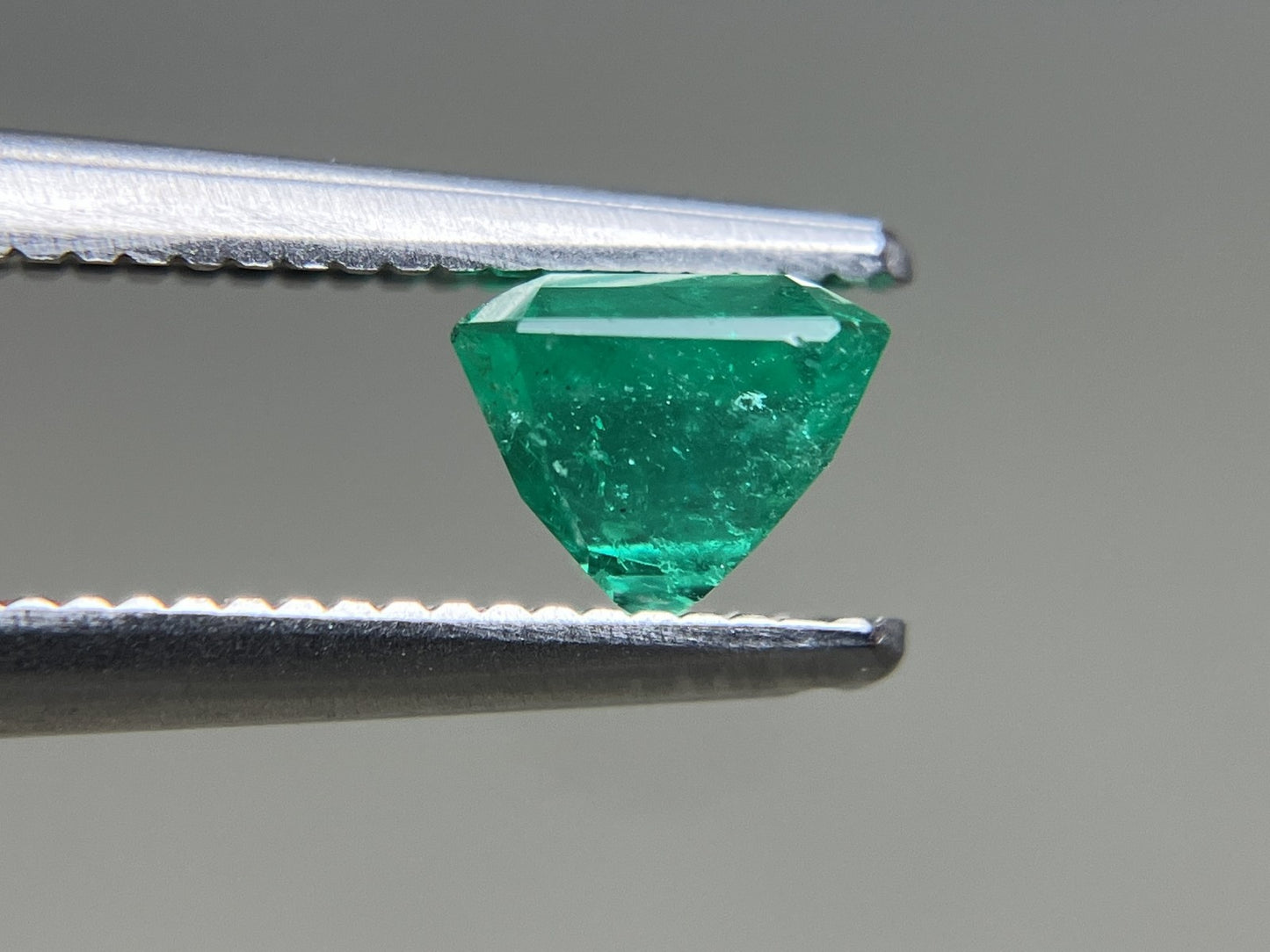 エメラルド 天然 0.742ct 中央宝石ソーティング付き 5.17㎜×5.10㎜×4.20㎜ ルース（ 裸石 ） 6846YY