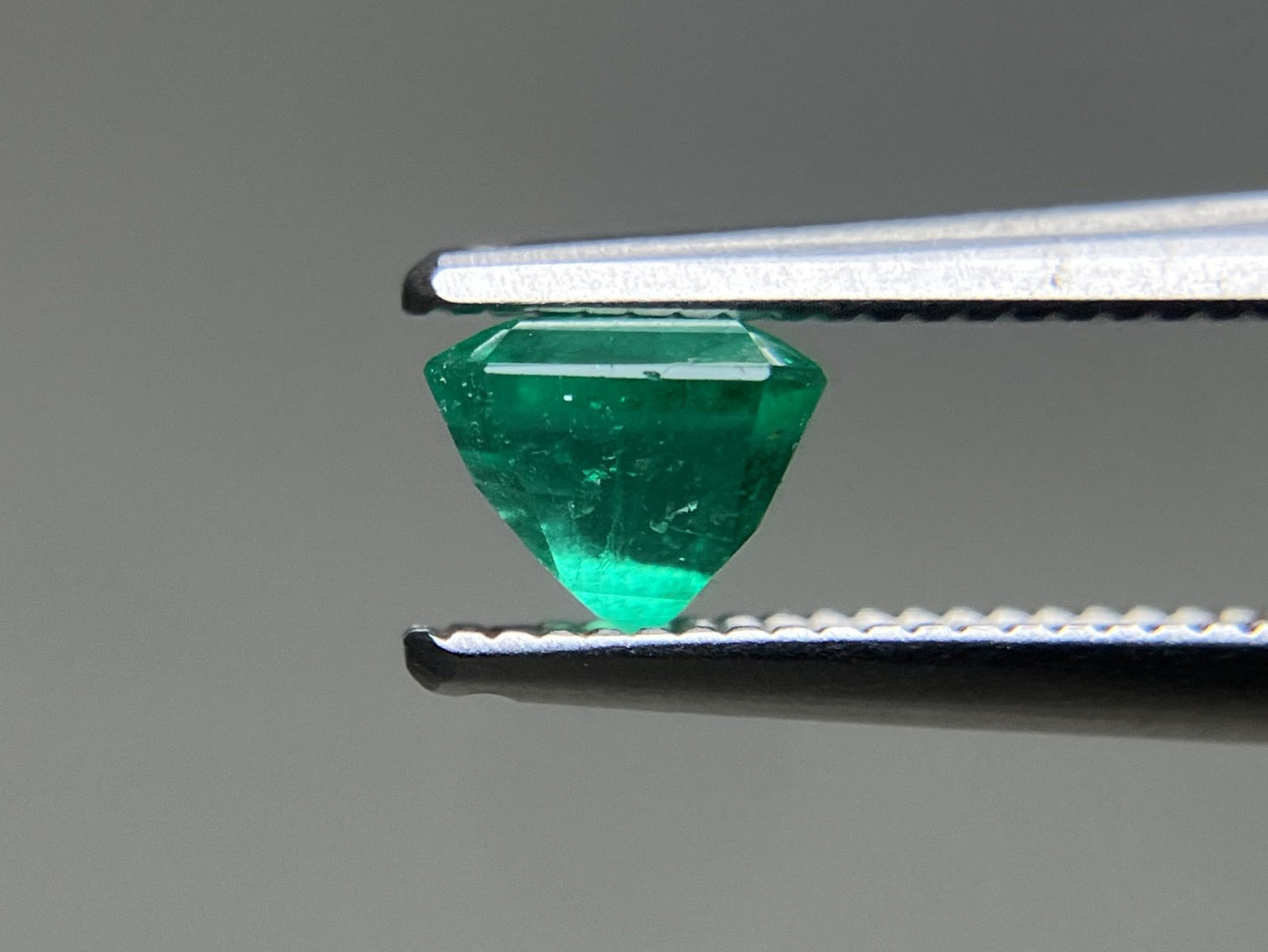 エメラルド 天然 0.742ct 中央宝石ソーティング付き 5.17㎜×5.10㎜×4.20㎜ ルース（ 裸石 ） 6846YY