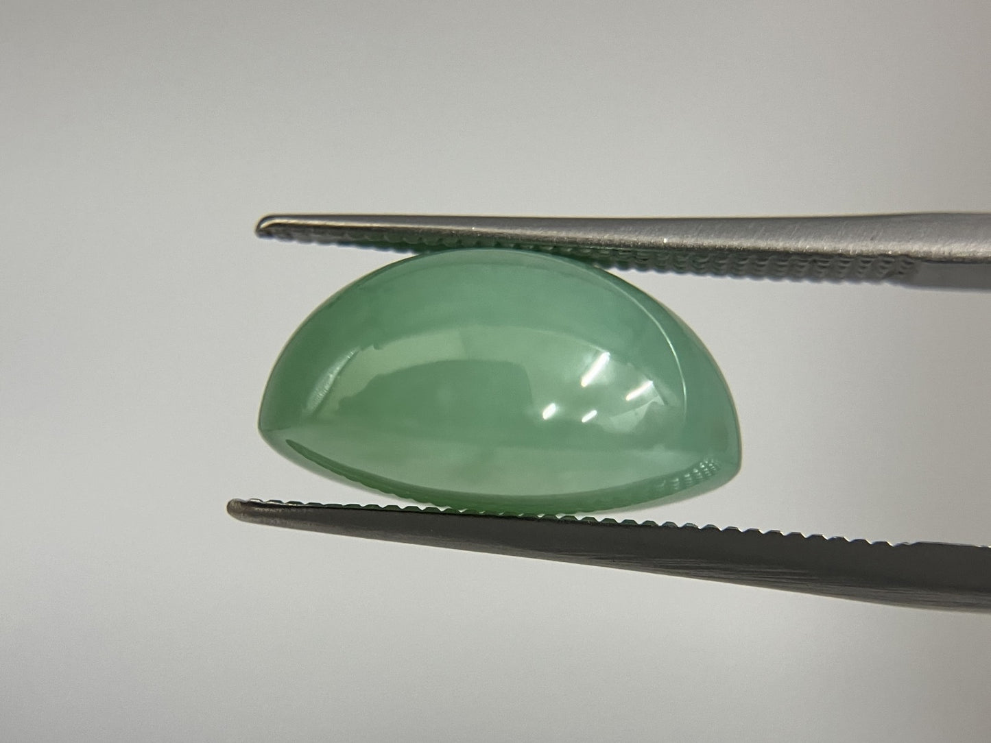 ヒスイ　翡翠 天然　15.303ct 宝石ソーティング付き 14.9㎜×13.9㎜×8.2㎜ ルース（ 裸石 ） 4039S