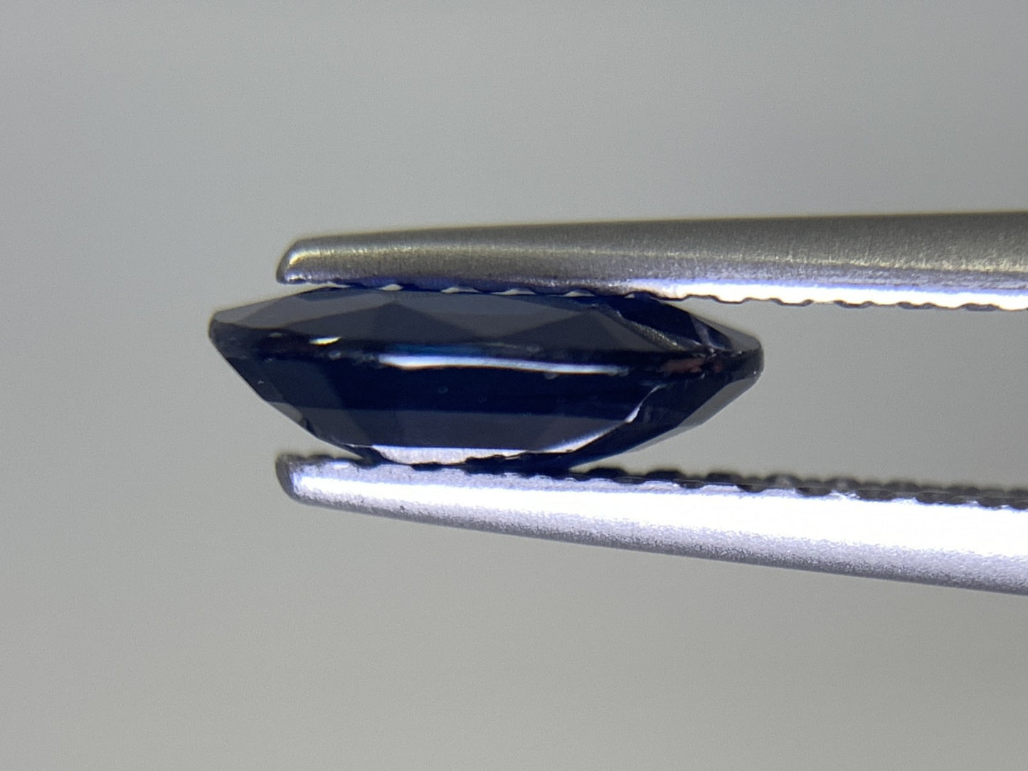 サファイア 1.228ct 宝石ソーティング付き  7.9㎜×5.9㎜×2.5㎜   ルース（ 裸石 ） 2298Y