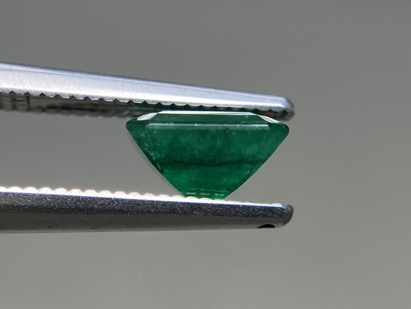 エメラルド 天然 1.039ct 中央宝石ソーティング付き 6.74㎜×5.90㎜×4.01㎜ ルース（ 裸石 ） 6534YY