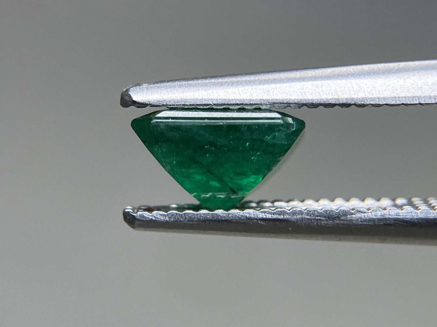 エメラルド 天然 1.039ct 中央宝石ソーティング付き 6.74㎜×5.90㎜×4.01㎜ ルース（ 裸石 ） 6534YY