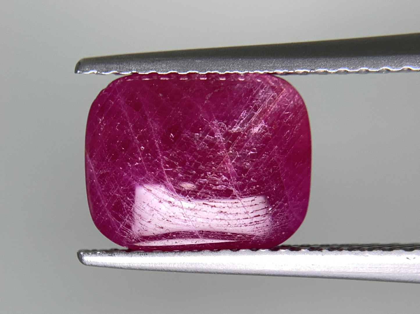 ルビー 天然 4.713ct 中央宝石ソーティング付き 9.9㎜×8.0㎜×5.5㎜ ルース（ 裸石 ） 6600Y