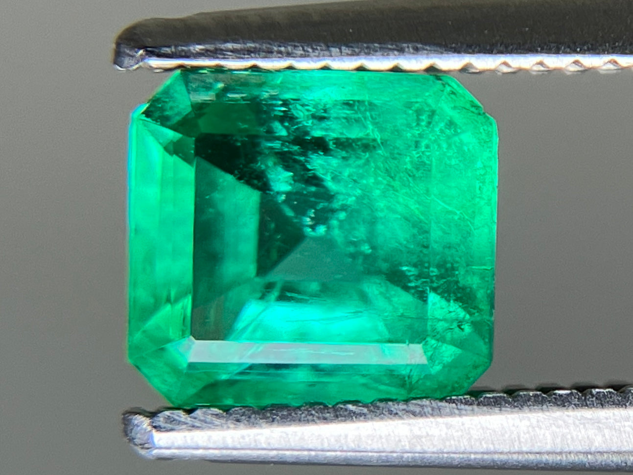 エメラルド 天然 0.962ct 中央宝石ソーティング付き 6.25㎜×5.81㎜×3.84㎜ ルース（ 裸石 ） 6533YY