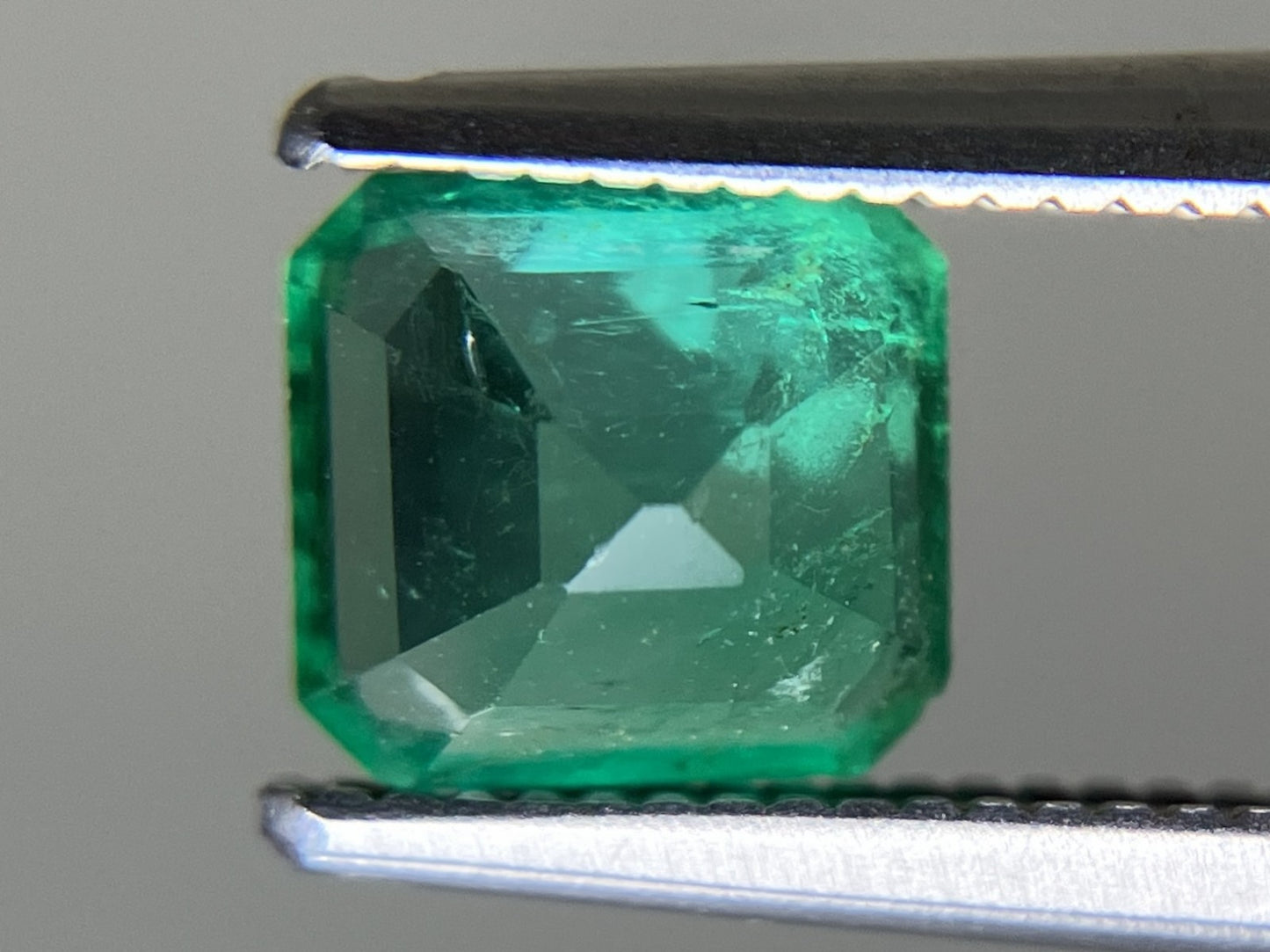 エメラルド 天然 0.962ct 中央宝石ソーティング付き 6.25㎜×5.81㎜×3.84㎜ ルース（ 裸石 ） 6533YY