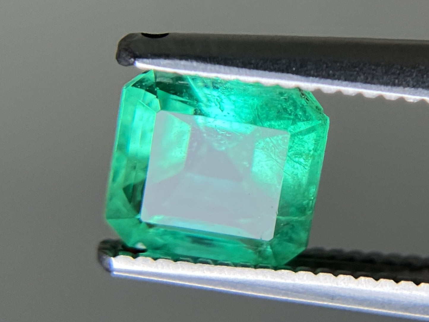 エメラルド 天然 0.962ct 中央宝石ソーティング付き 6.25㎜×5.81㎜×3.84㎜ ルース（ 裸石 ） 6533YY