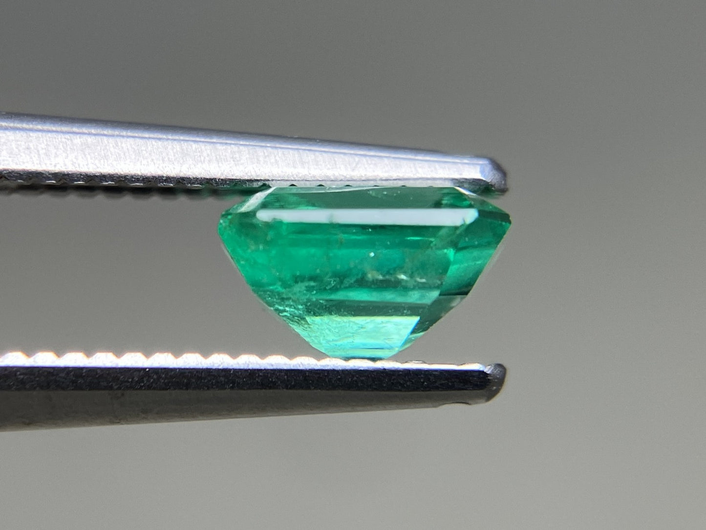 エメラルド 天然 0.962ct 中央宝石ソーティング付き 6.25㎜×5.81㎜×3.84㎜ ルース（ 裸石 ） 6533YY
