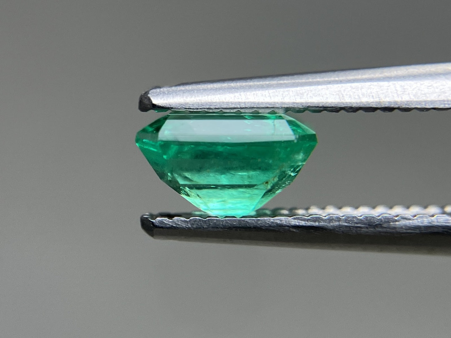 エメラルド 天然 0.962ct 中央宝石ソーティング付き 6.25㎜×5.81㎜×3.84㎜ ルース（ 裸石 ） 6533YY