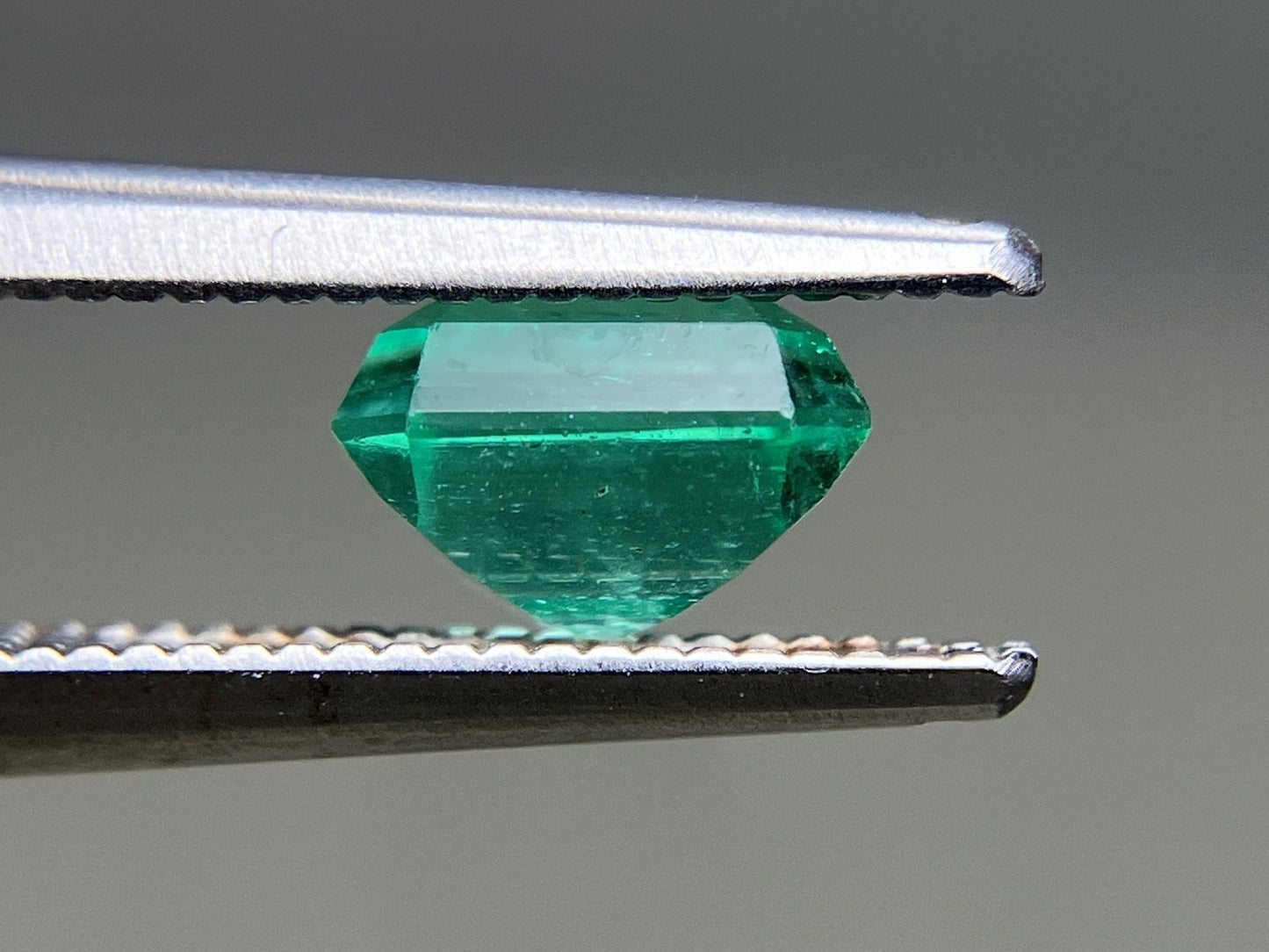 エメラルド 天然 1.080ct 中央宝石ソーティング付き 6.34㎜×5.54㎜×4.07㎜ ルース（ 裸石 ） 6553YY