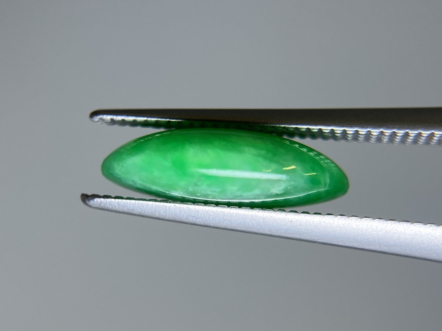 翡翠 4.057ct 宝石ソーティング付き 12.9㎜×8.8㎜×4.0㎜ ルース（ 裸石 ） 4044S