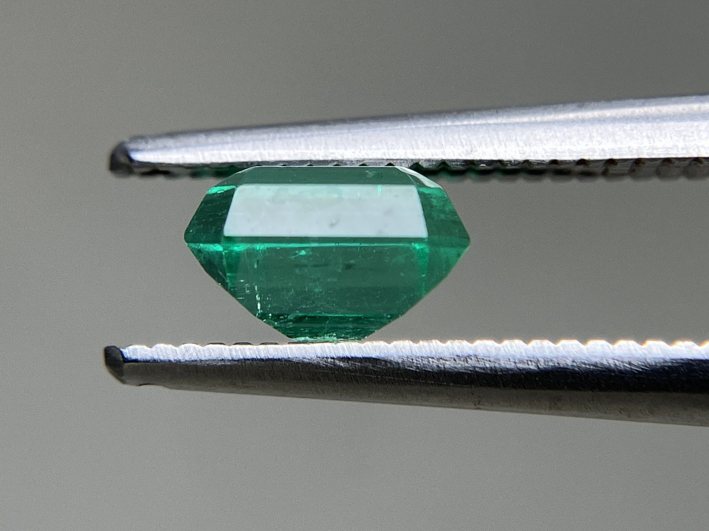 エメラルド 天然 1.080ct 中央宝石ソーティング付き 6.34㎜×5.54㎜×4.07㎜ ルース（ 裸石 ） 6553YY