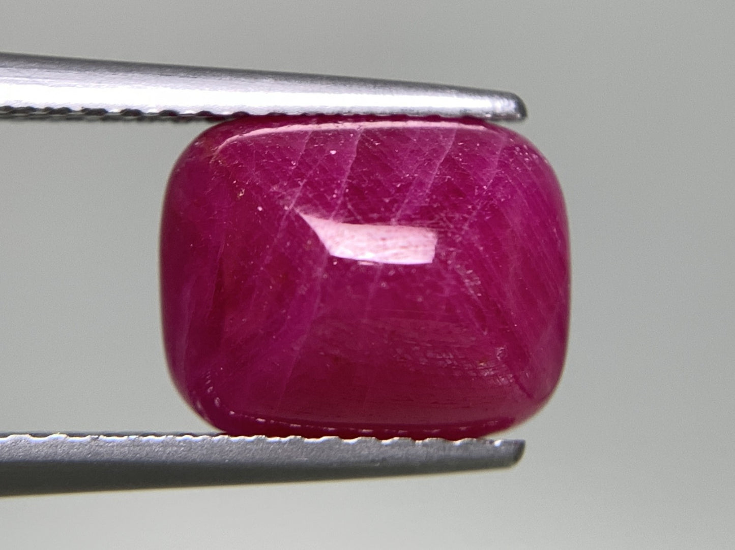 ルビー 天然 4.713ct 中央宝石ソーティング付き 9.9㎜×8.0㎜×5.5㎜ ルース（ 裸石 ） 6600Y