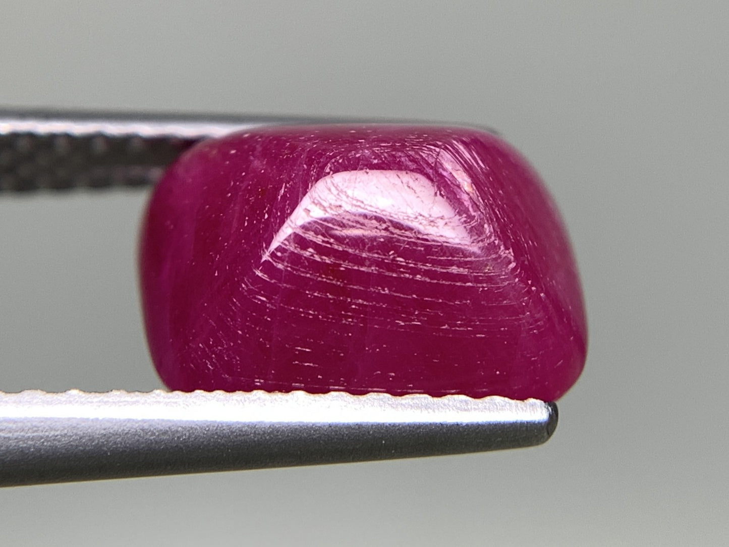 ルビー 天然 4.713ct 中央宝石ソーティング付き 9.9㎜×8.0㎜×5.5㎜ ルース（ 裸石 ） 6600Y