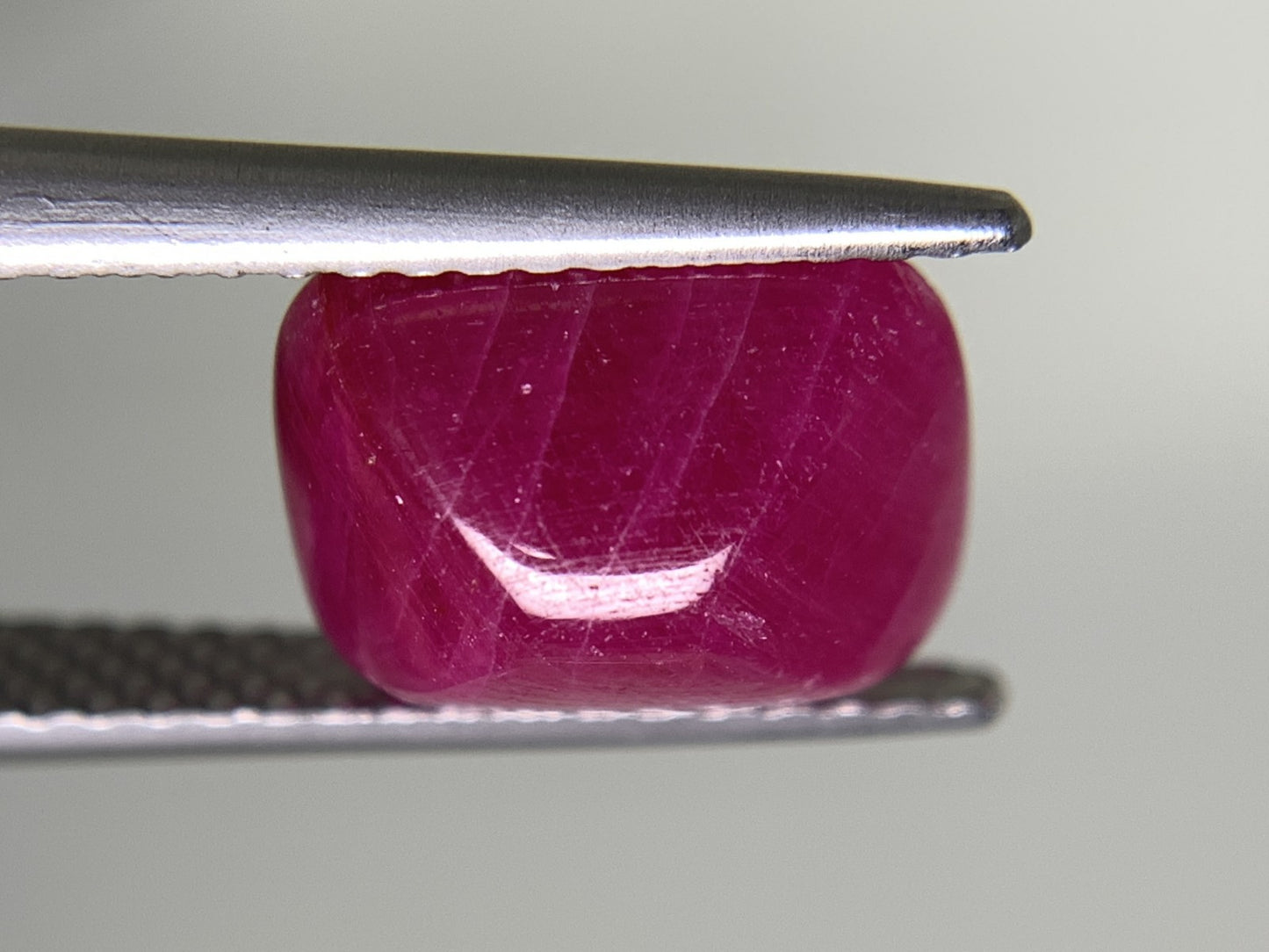 ルビー 天然 4.713ct 中央宝石ソーティング付き 9.9㎜×8.0㎜×5.5㎜ ルース（ 裸石 ） 6600Y