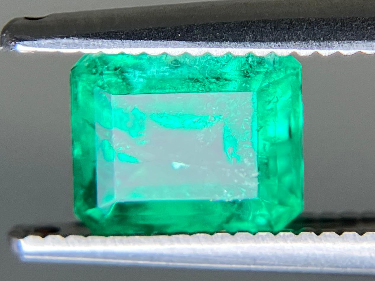 エメラルド 天然 1.014ct 中央宝石ソーティング付き 6.60㎜×5.58㎜×4.00㎜ ルース（ 裸石 ） 6558YY