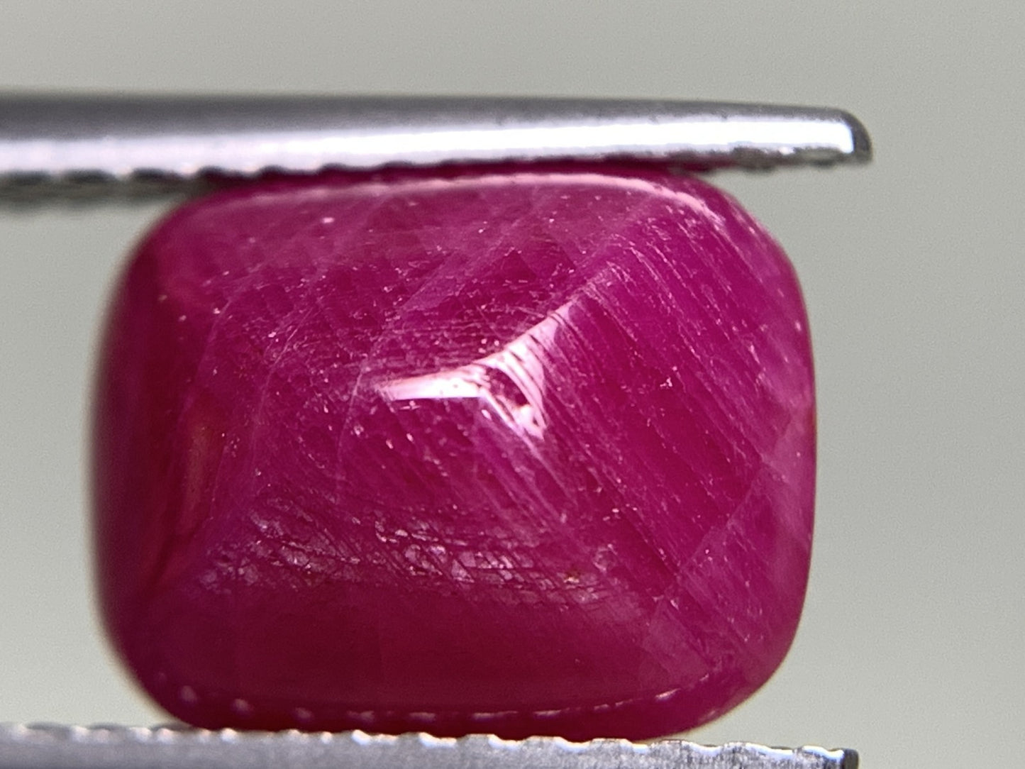 ルビー 天然 4.713ct 中央宝石ソーティング付き 9.9㎜×8.0㎜×5.5㎜ ルース（ 裸石 ） 6600Y