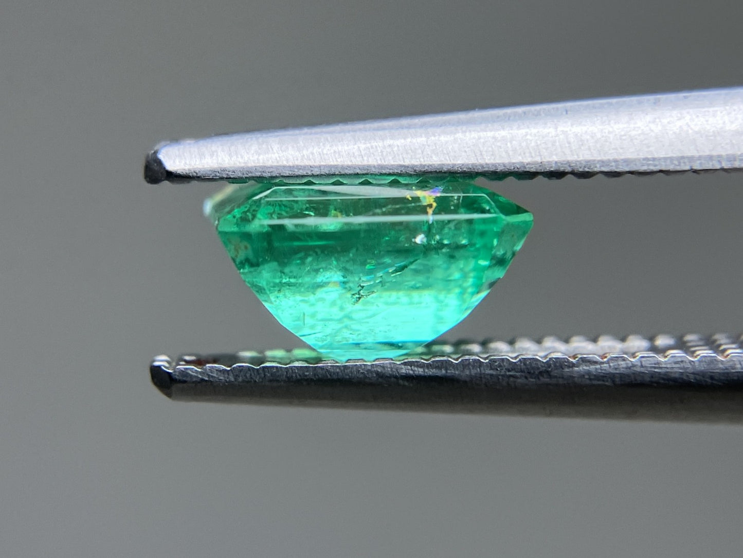 エメラルド 天然 1.014ct 中央宝石ソーティング付き 6.60㎜×5.58㎜×4.00㎜ ルース（ 裸石 ） 6558YY