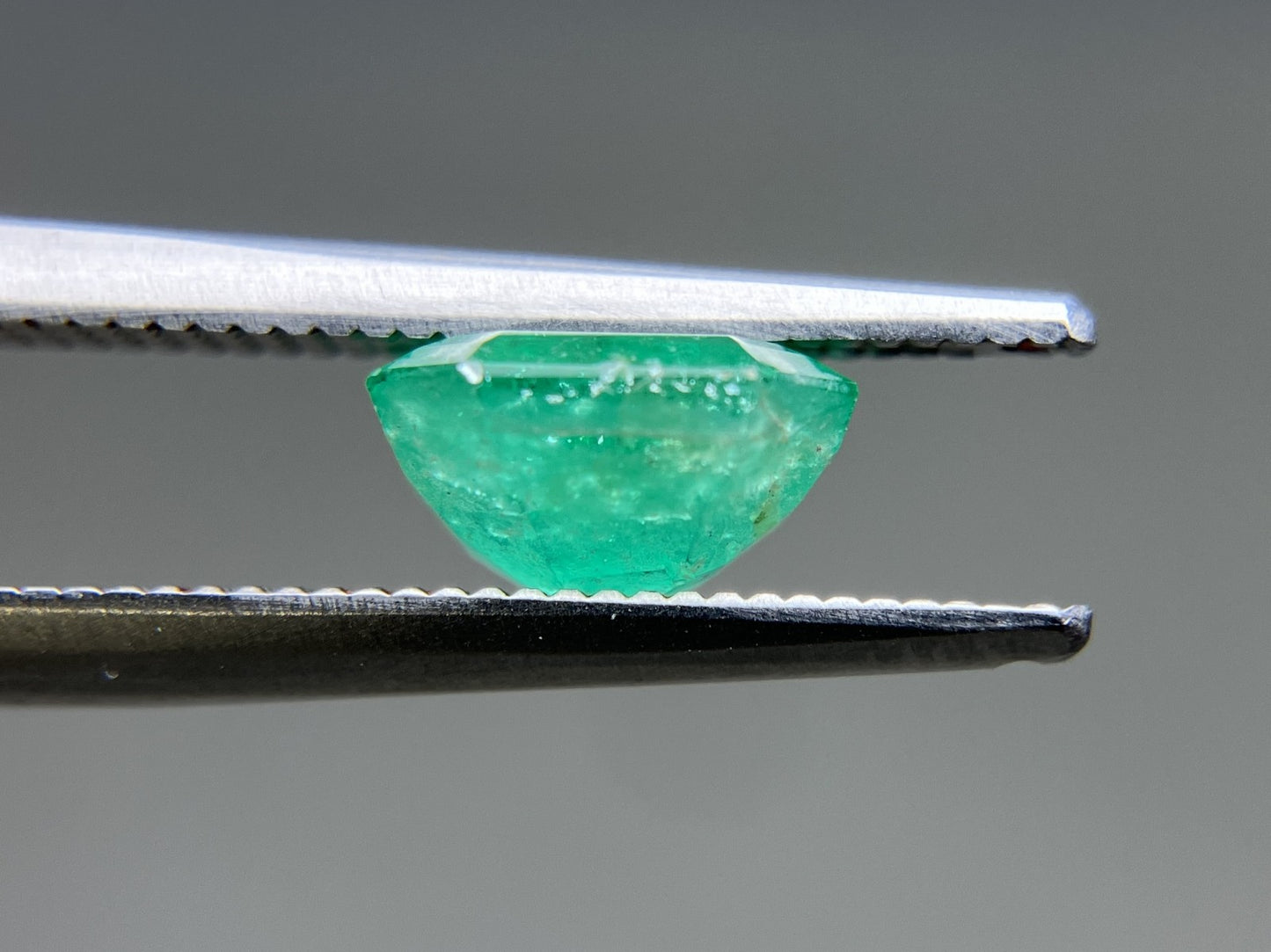 エメラルド 天然 1.500ct 宝石ソーティング付き 6.9㎜×7.3㎜×4.0㎜ ルース（ 裸石 ） 6613YY