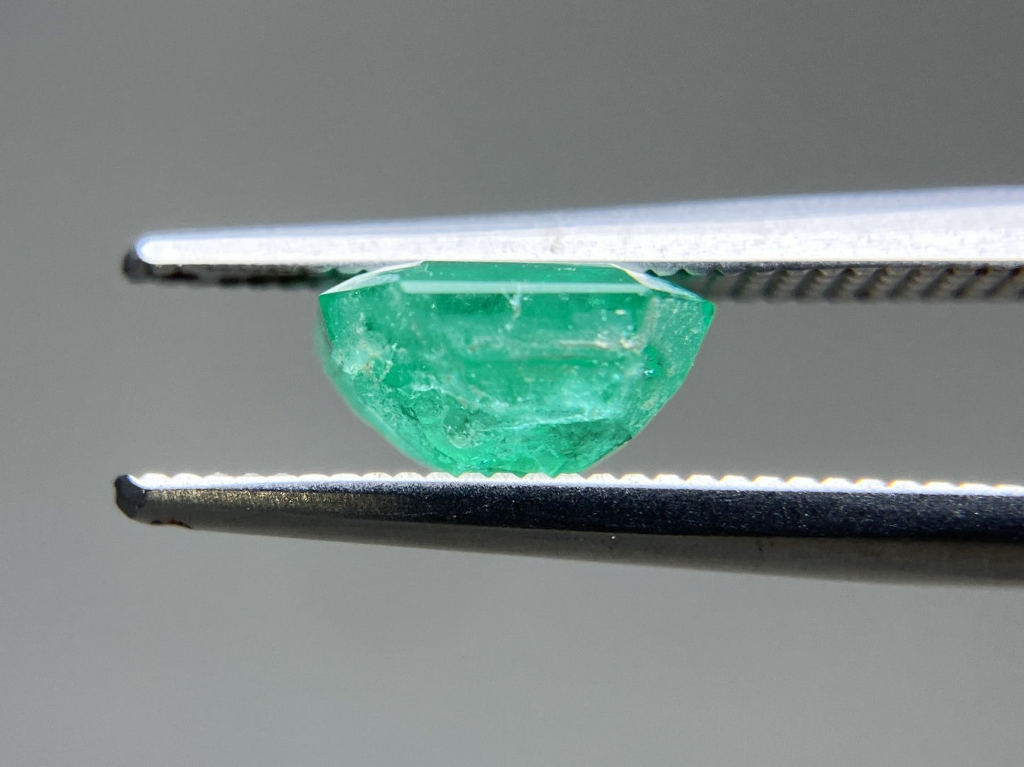 エメラルド 天然 1.500ct 宝石ソーティング付き 6.9㎜×7.3㎜×4.0㎜ ルース（ 裸石 ） 6613YY