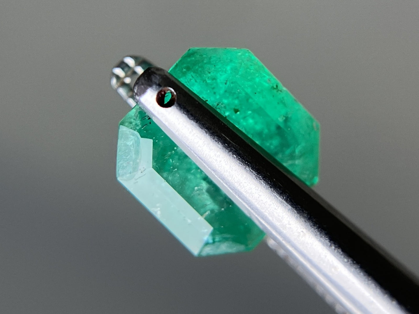 エメラルド 天然 1.500ct 宝石ソーティング付き 6.9㎜×7.3㎜×4.0㎜ ルース（ 裸石 ） 6613YY