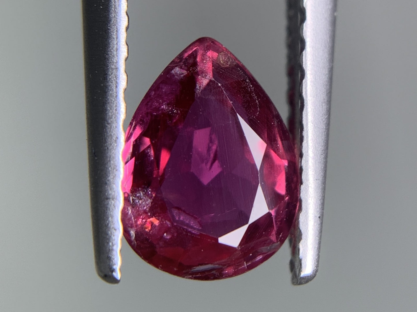 ルビー 天然 0.937ct 中央宝石ソーティング付き 7.12㎜×5.55㎜×2.75㎜ ルース（ 裸石 ） 7513Y