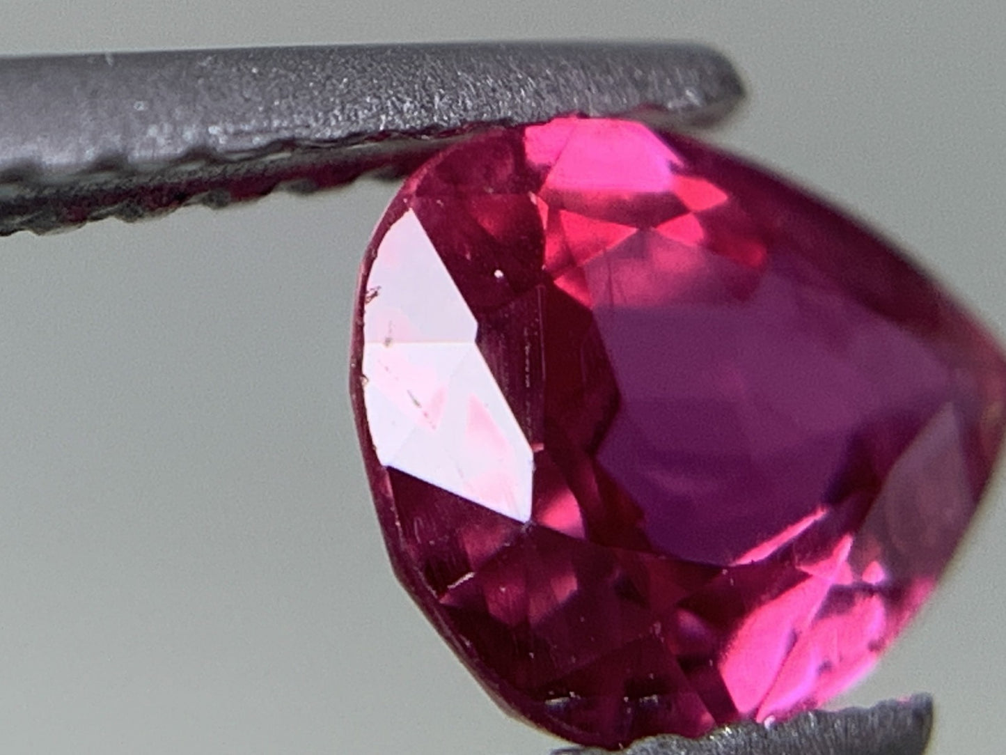 ルビー 天然 0.937ct 中央宝石ソーティング付き 7.12㎜×5.55㎜×2.75㎜ ルース（ 裸石 ） 7513Y