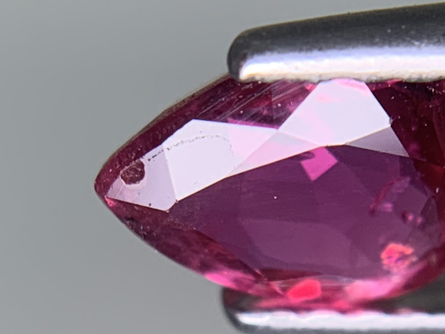 ルビー 天然 0.937ct 中央宝石ソーティング付き 7.12㎜×5.55㎜×2.75㎜ ルース（ 裸石 ） 7513Y