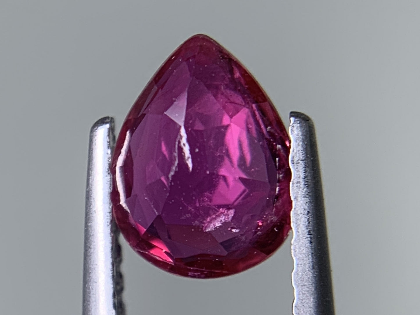 ルビー 天然 0.937ct 中央宝石ソーティング付き 7.12㎜×5.55㎜×2.75㎜ ルース（ 裸石 ） 7513Y