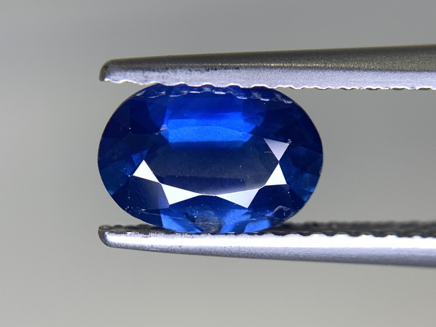 サファイア 1.070ct 宝石ソーティング付き  7.6㎜×5.5㎜×2.9㎜   ルース（ 裸石 ） 2337Y