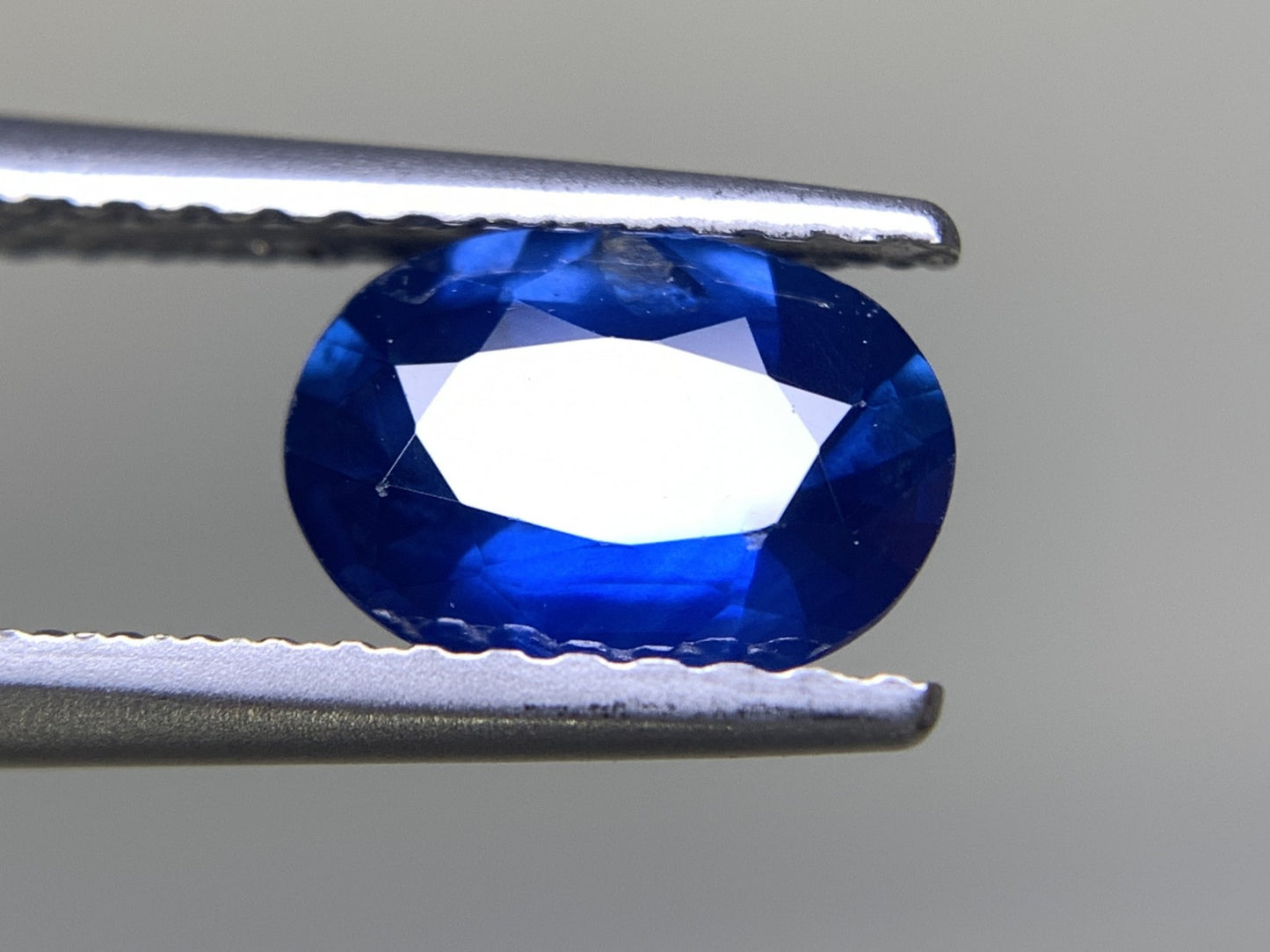 サファイア 1.070ct 宝石ソーティング付き  7.6㎜×5.5㎜×2.9㎜   ルース（ 裸石 ） 2337Y