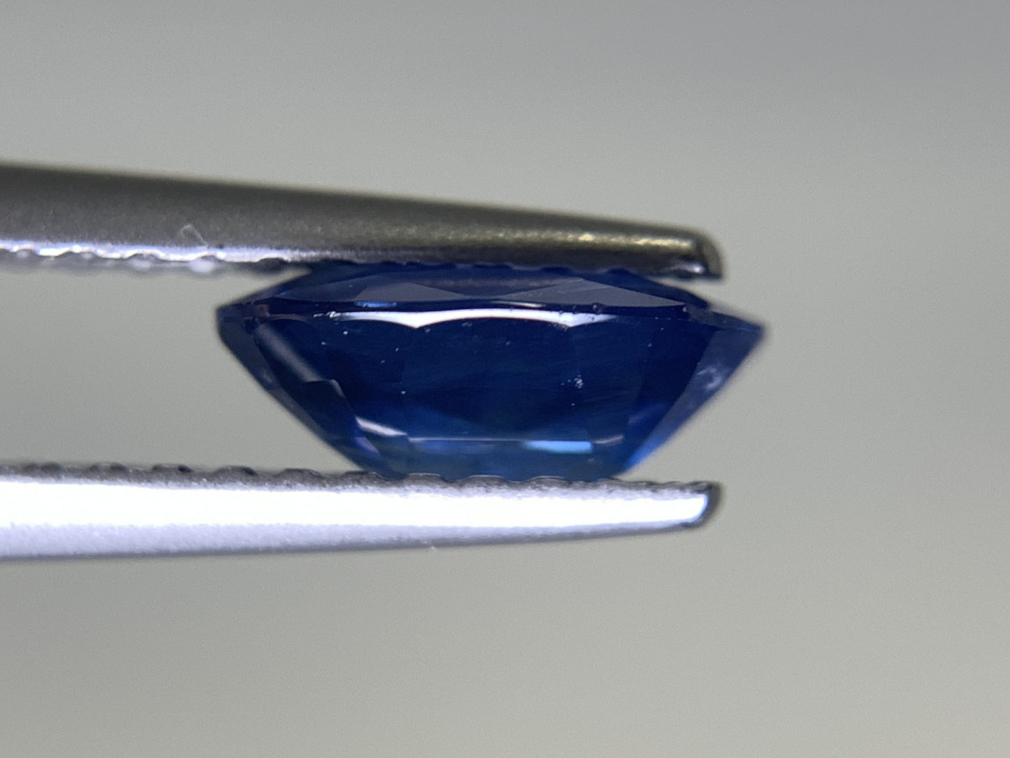 サファイア 1.070ct 宝石ソーティング付き  7.6㎜×5.5㎜×2.9㎜   ルース（ 裸石 ） 2337Y