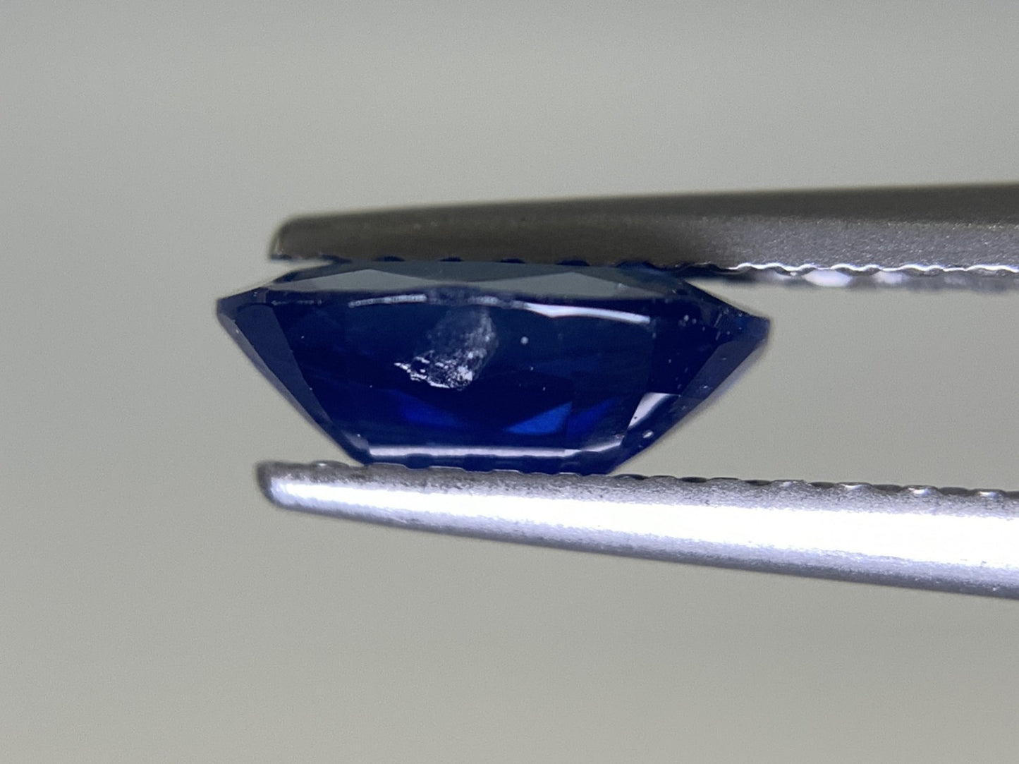 サファイア 1.070ct 宝石ソーティング付き  7.6㎜×5.5㎜×2.9㎜   ルース（ 裸石 ） 2337Y