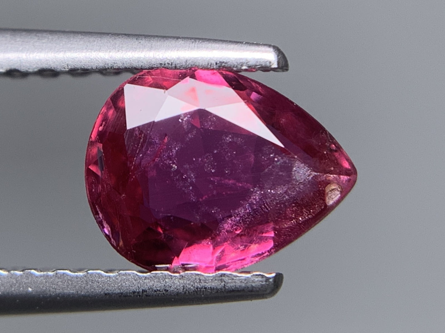 ルビー 天然 0.937ct 中央宝石ソーティング付き 7.12㎜×5.55㎜×2.75㎜ ルース（ 裸石 ） 7513Y