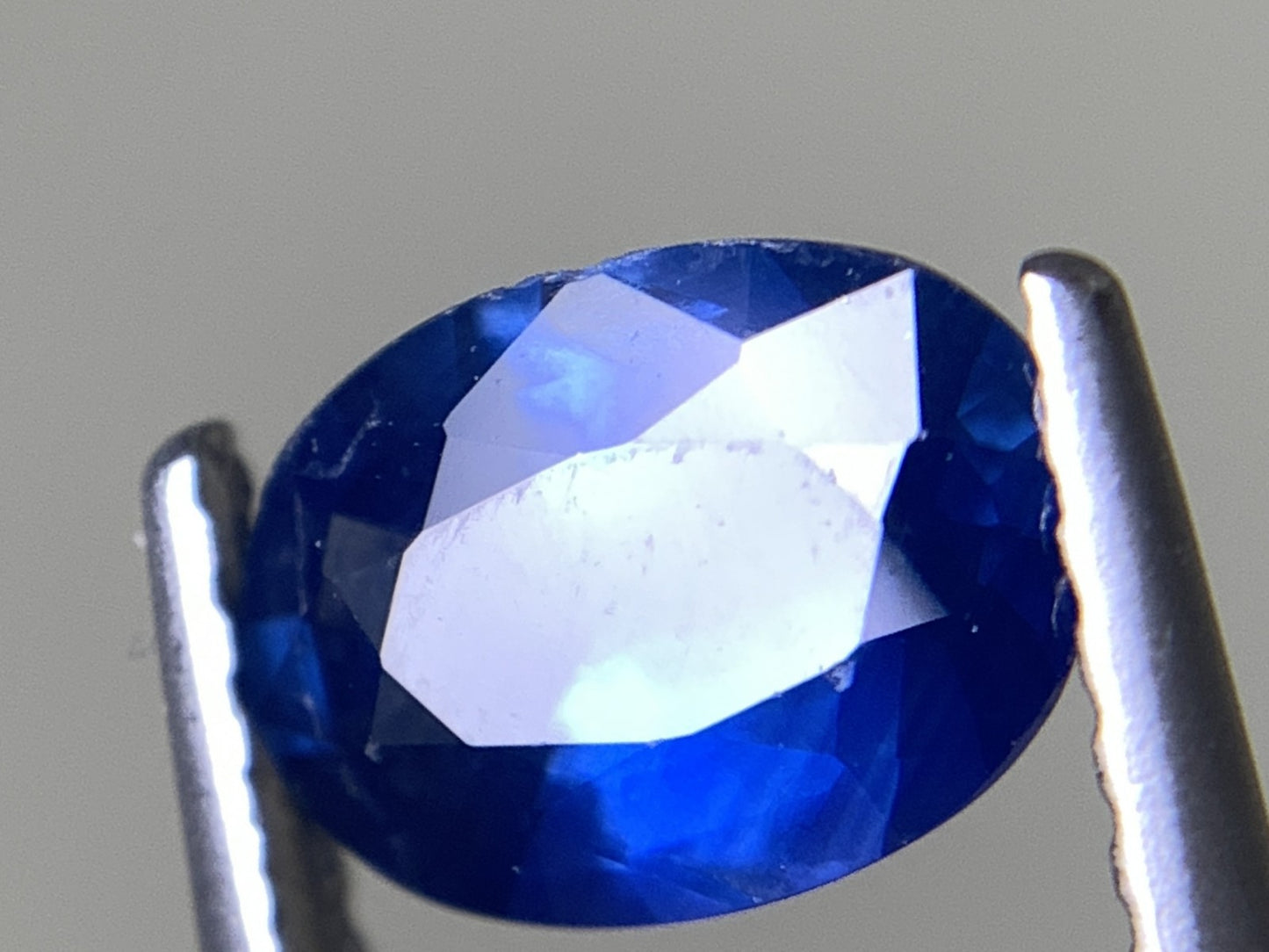 サファイア 1.070ct 宝石ソーティング付き  7.6㎜×5.5㎜×2.9㎜   ルース（ 裸石 ） 2337Y