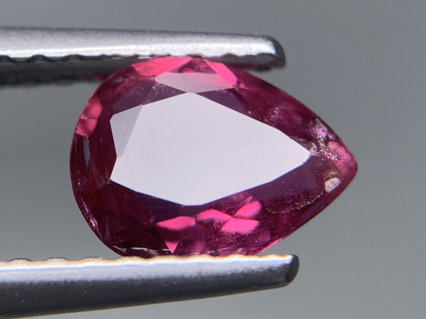 ルビー 天然 0.937ct 中央宝石ソーティング付き 7.12㎜×5.55㎜×2.75㎜ ルース（ 裸石 ） 7513Y